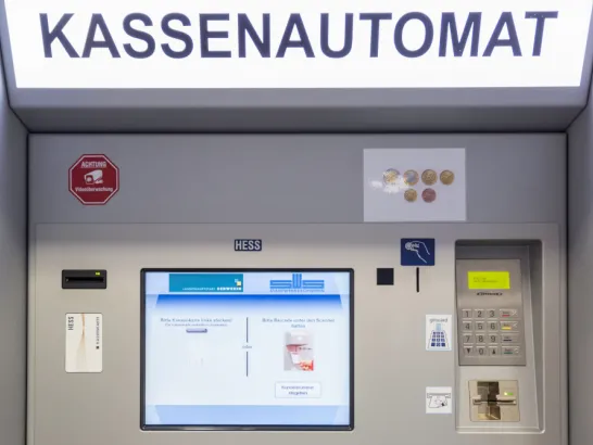 Frontansicht des Kassenautomaten im Schweriner Stadthaus.