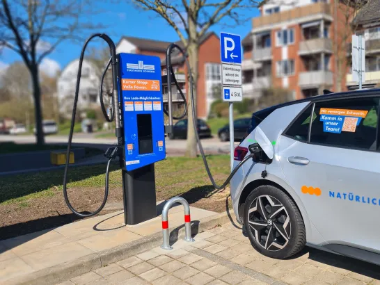 Elektroauto tankt an einer Schnell-Ladestation Strom.