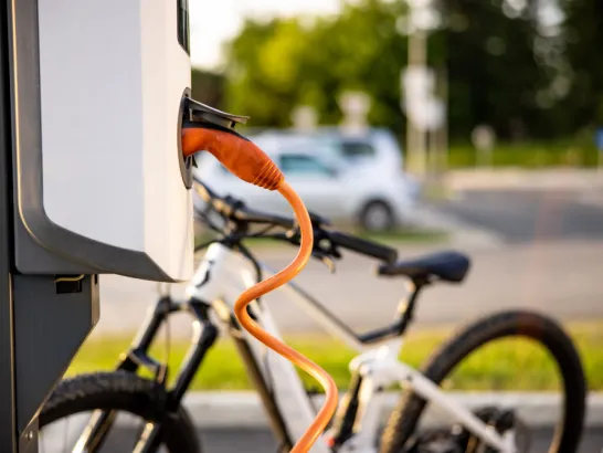 Ein E-Bike wird mit Strom aufgeladen.