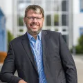 Stadtwerke-Mitarbeiter Mario Jeske vom Glasfaservertrieb