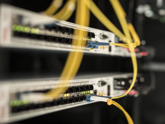 Lichter und Kabelverbindung im Technikschrank.