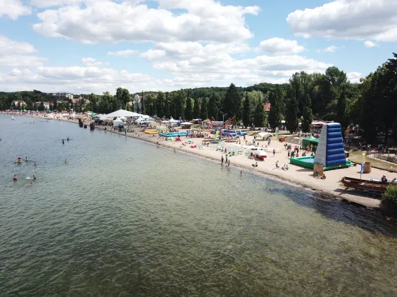 Luftbild Zippendorfer Strand im Sommer mit Buden und Aktionsständen beim Insel- und Strandfest der Stadtwerke