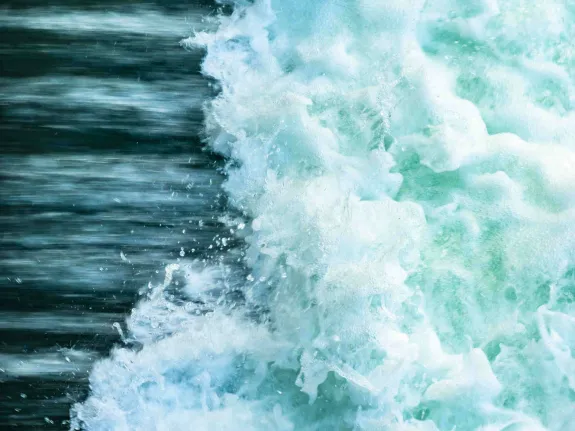 Wasser läuft durch die Schleuse.