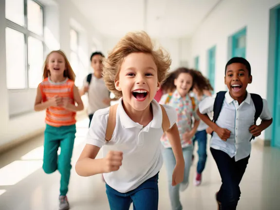 Kinder laufen in der Schule