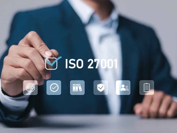 Mann schreibt ISO 27001