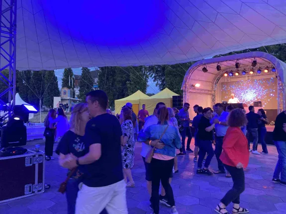 Mitarbeitende der Stadtwerke tanzen auf dem Sommerfest