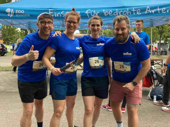 Mitarbeitende der Stadtwerke in blauer Sportkleidung