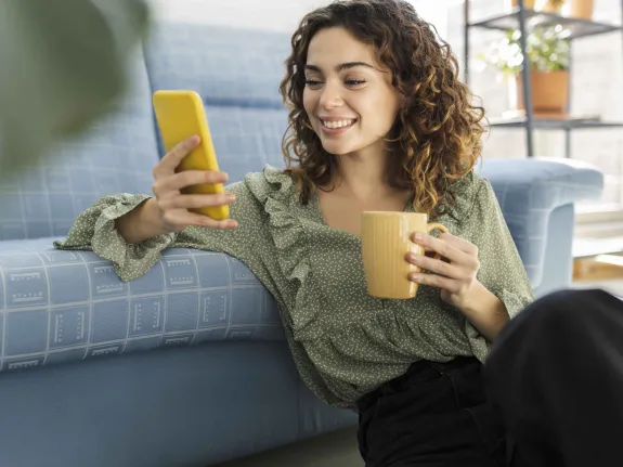 Eine Frau surft auf ihrem Handy.