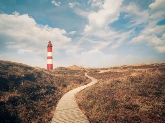Norddeutsche Landschaft mit Leuchtturm.
