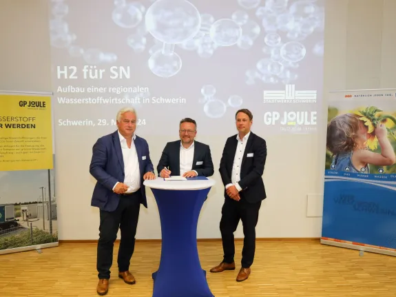 Feierliche Unterzeichnung einer Absichtserklärung.