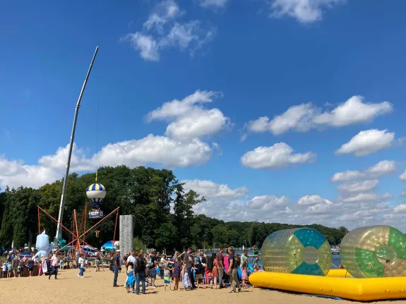 Zippendorfer Strand mit großen Spielattraktionen für Kinder: begehbare Wasserrollen, Kletterturm, Trampolinanlage u.v.m.