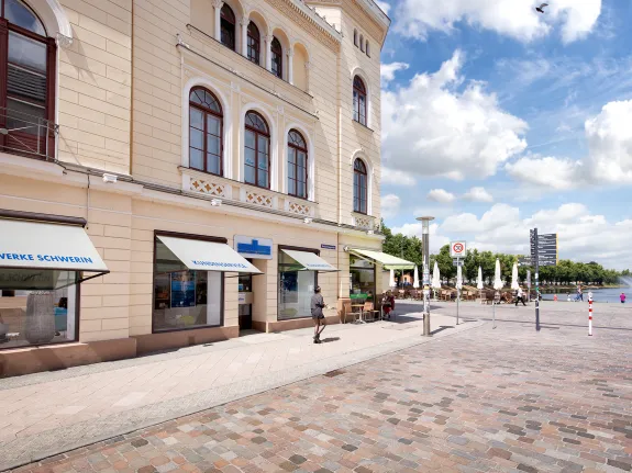 Eingang zu dem Stadtwerke-Kundencenter in der Mecklenburgstraße.