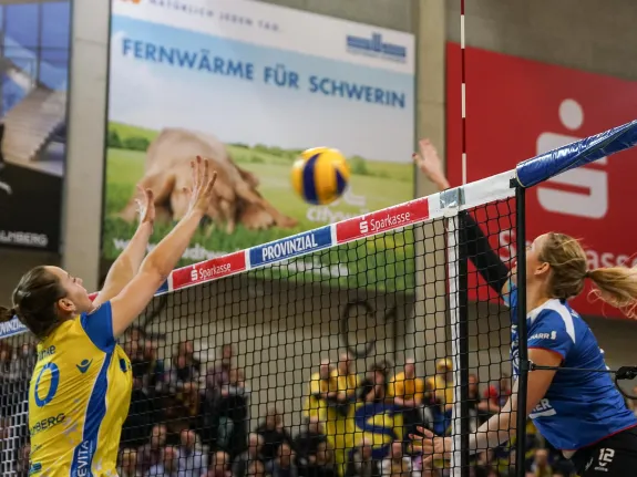 Volleyballspieler spielen mit vollem Einsatz ein Volleyballspiel. 