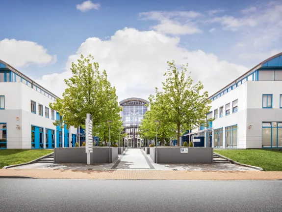 Eingangsbereich zum Hauptgebäude der Stadtwerke Schwerin.