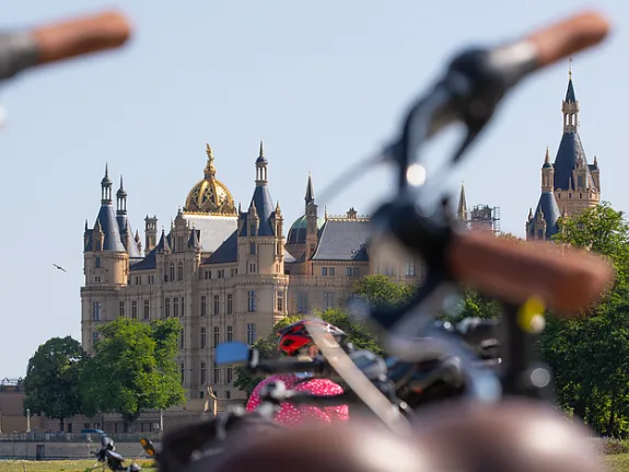 Fahrräder vorm Schweriner Schloss.