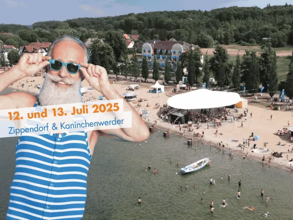Mann mit Badeanzug ist vor einem Luftbild der Veranstaltung am Strand eingeblendet.
