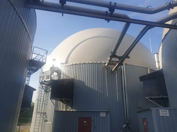 Ein Nachgärbehälter steht mit neuer Haube im Sonnenlicht.