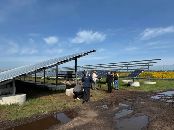 Im Aufbau befindliche Freiflächen PV-Module.
