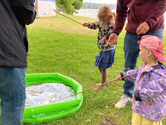 Kinder angeln aus Planschbecken Fischmodelle.