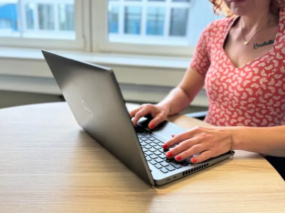 Eine Frau arbeitet an einem Laptop