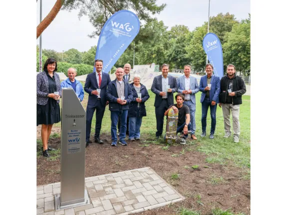 Gruppenbild mit Geschäftsführern beim Trinkwasserbrunnen