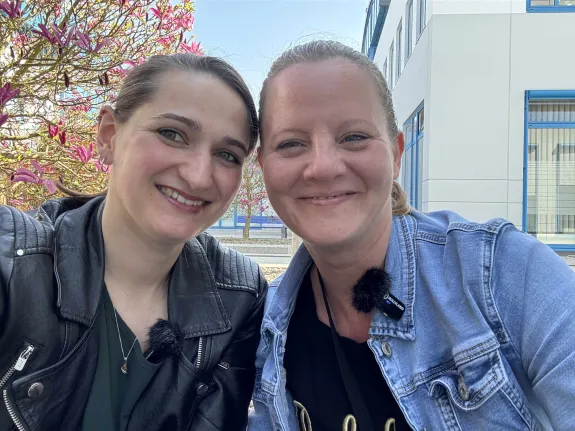 Zwei Frauen machen ein Selfie