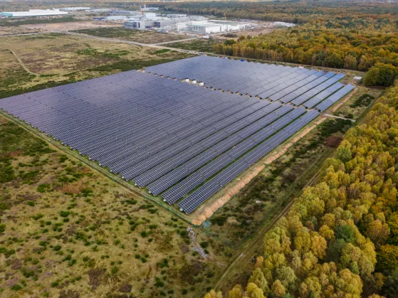 Luftaufnahme der PV-Anlage im Industriepark Schwerin