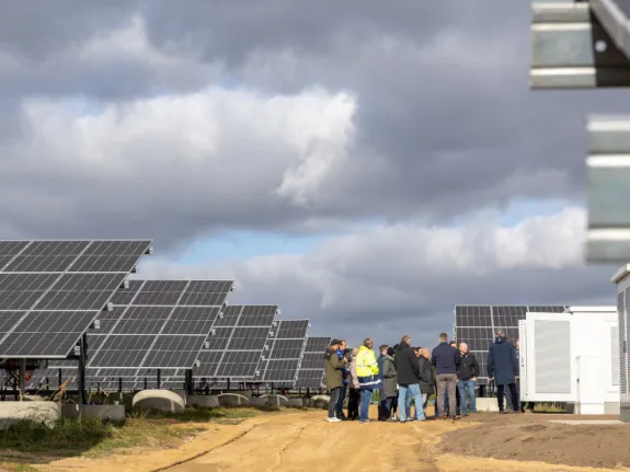 Personengruppe auf dem Gelände einer PV-Anlage