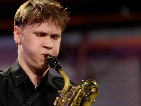 Nahaufnahme eines jungen Saxophonspielers
