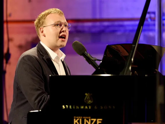 Junger Musiker beim Singen und Klavierspielen