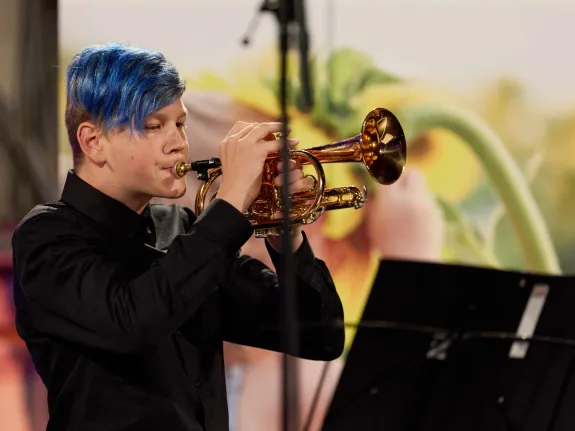 Junger Musiker beim Trompete spielen