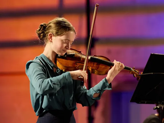 Junge Musikerin beim Violine spielen