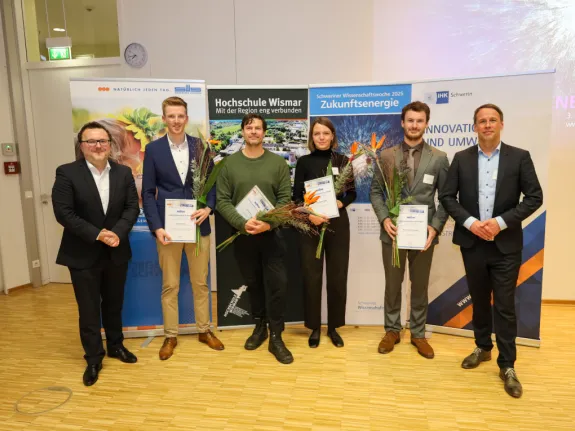 Gruppenbild der Preisveihung mit sieben Personen