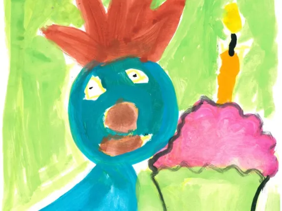 Kinderzeichnung mit einem blauen Maskottchen und einem Kuchen