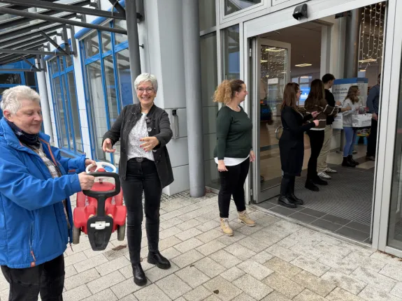 Stadtwerke Mitarbeiten haben einen Menschenkette gebildet und laden Spenden in ein Auto