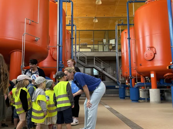 Eine Kindergruppe besichtigt die Filteranlage in einem Wasserwerk