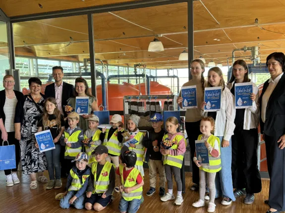 Gruppenbild mit Kindern und Betreuern bei einer Preisübergabe