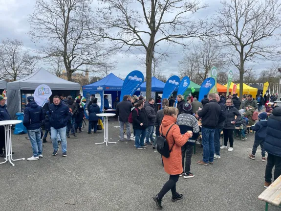 Bertha-Klingberg-Platz in Schwerin mit bunten Pavillons und vielen Menschen.