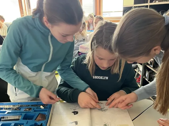 Drei Schülerinnen bauen ein Solarmodell