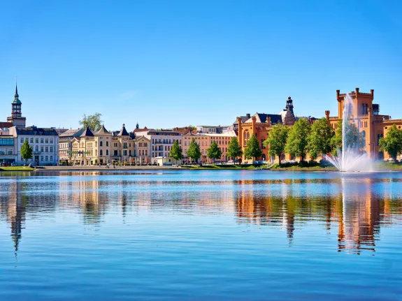 Pfaffenteich mit Schweriner Innenstadt im Hintergrund