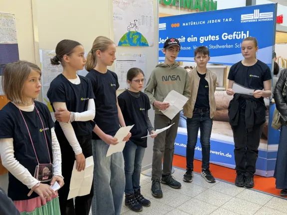 Eine Schülergruppe hält einen Vortrag