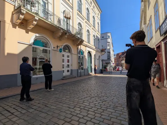 Aussenansicht Tuscherei und Filmteam