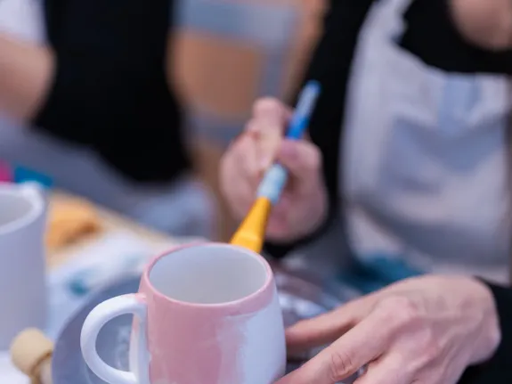 Tasse auf Drehscheibe im Malprozess