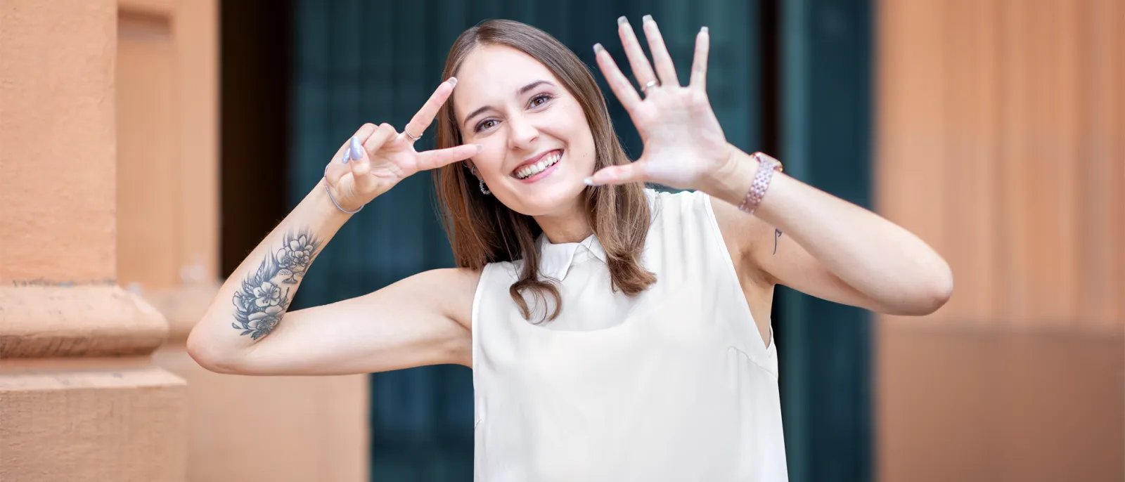 Eine Mitarbeiterin der Stadtwerke Schwerin zeigt die Zahl 7 mit ihren Fingern.