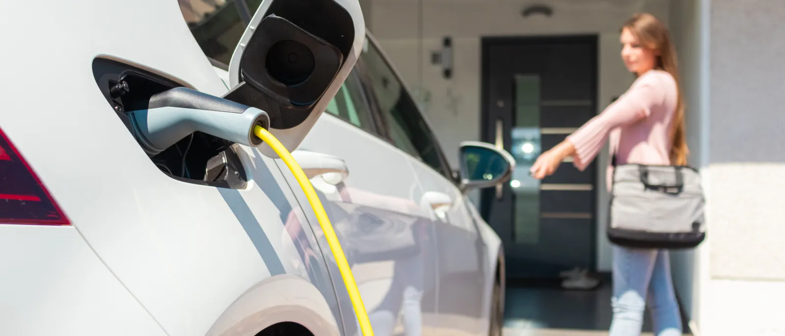 Ein Elektroauto wird an einer Wallbox aufgeladen.