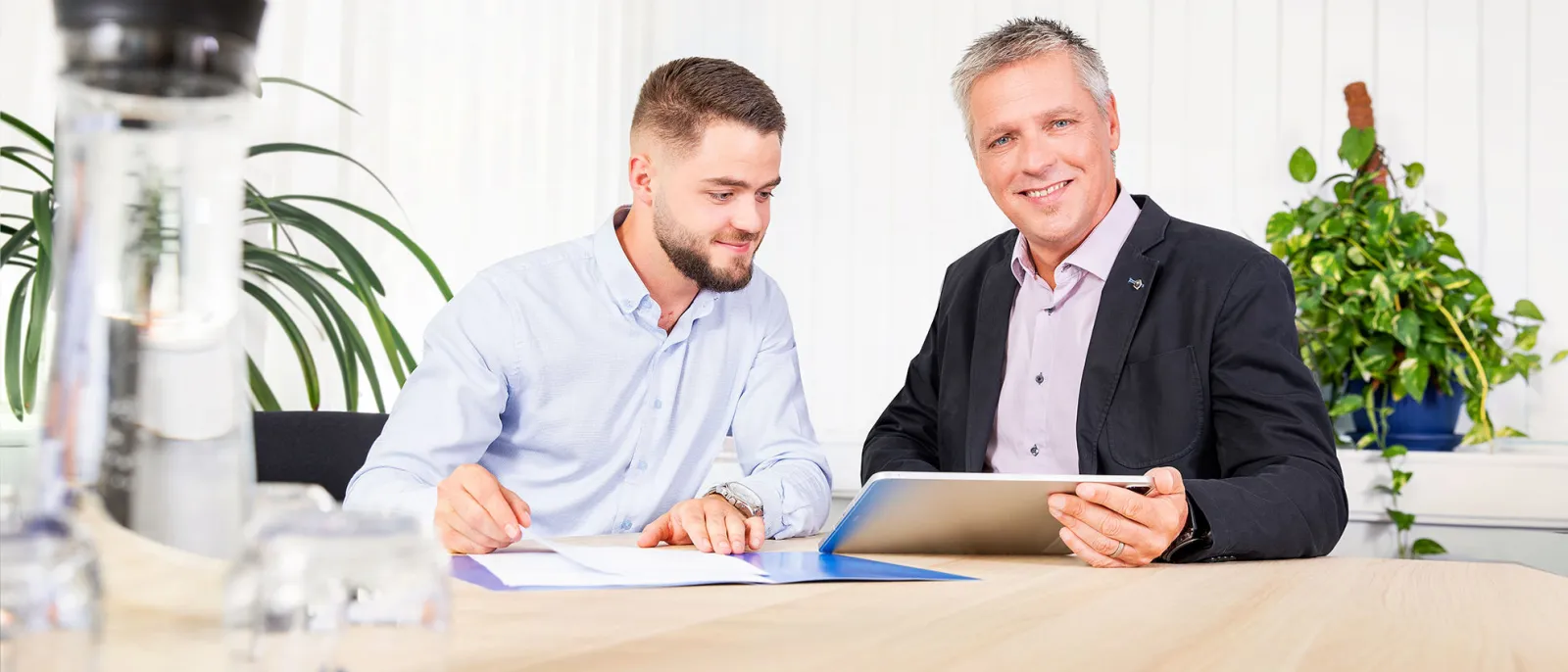 Ein Kundenberater der Stadtwerke Schwerin berät einen Geschäftskunden.