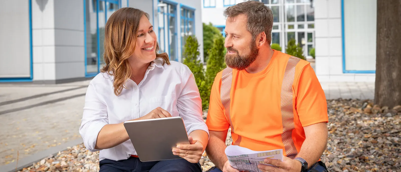 Eine Mitarbeiterin und ein Mitarbeiter der Stadtwerke Schwerin reden in guter Stimmung miteinander.
