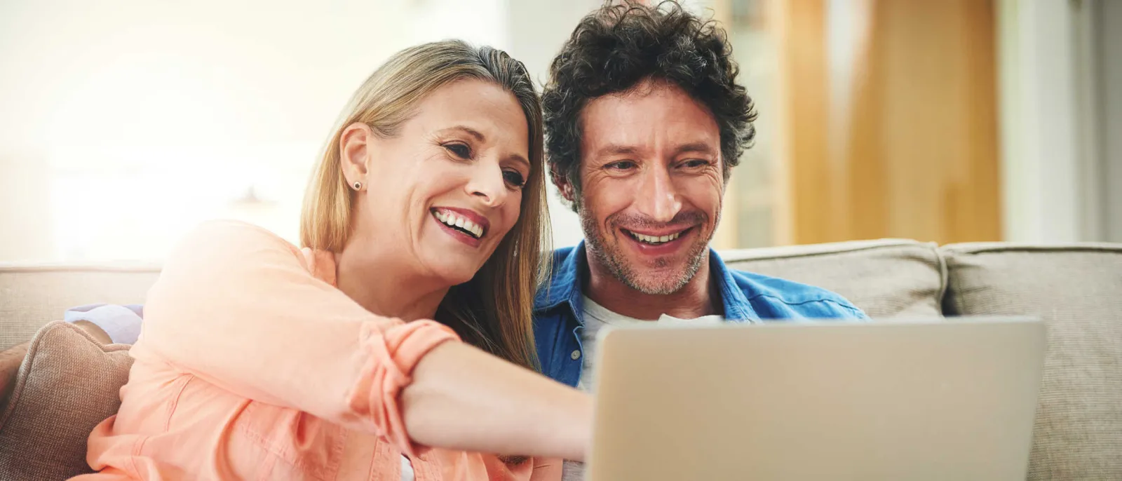 Ein Pärchen informiert sich am Laptop über die Fernwärmepreise der Stadtwerke Schwerin.