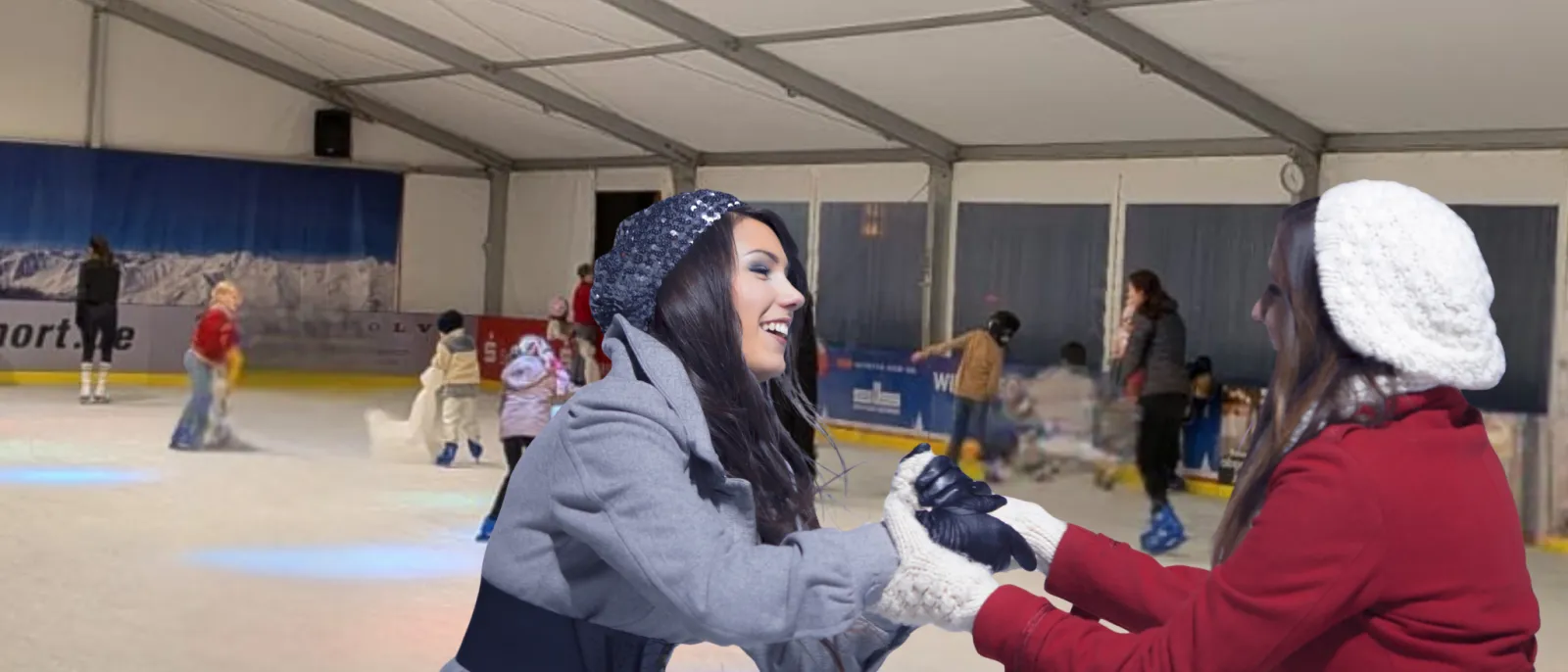 Zwei junge Frauen geben sich auf der Eisenbahn gegenseitig Halt und Lachen