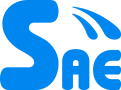 Großgeschriebene blaue Buchstaben "SAE". Aus der oberen Kurve des Anfangsbuchstaben entspringen zwei langgezogene Tropfen.